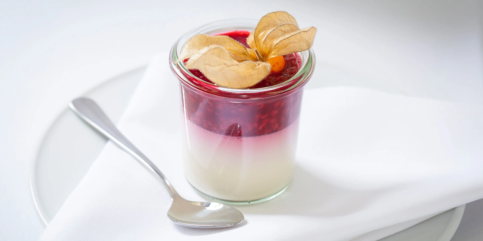 Dessert mit Beeren und Physalis im Glas