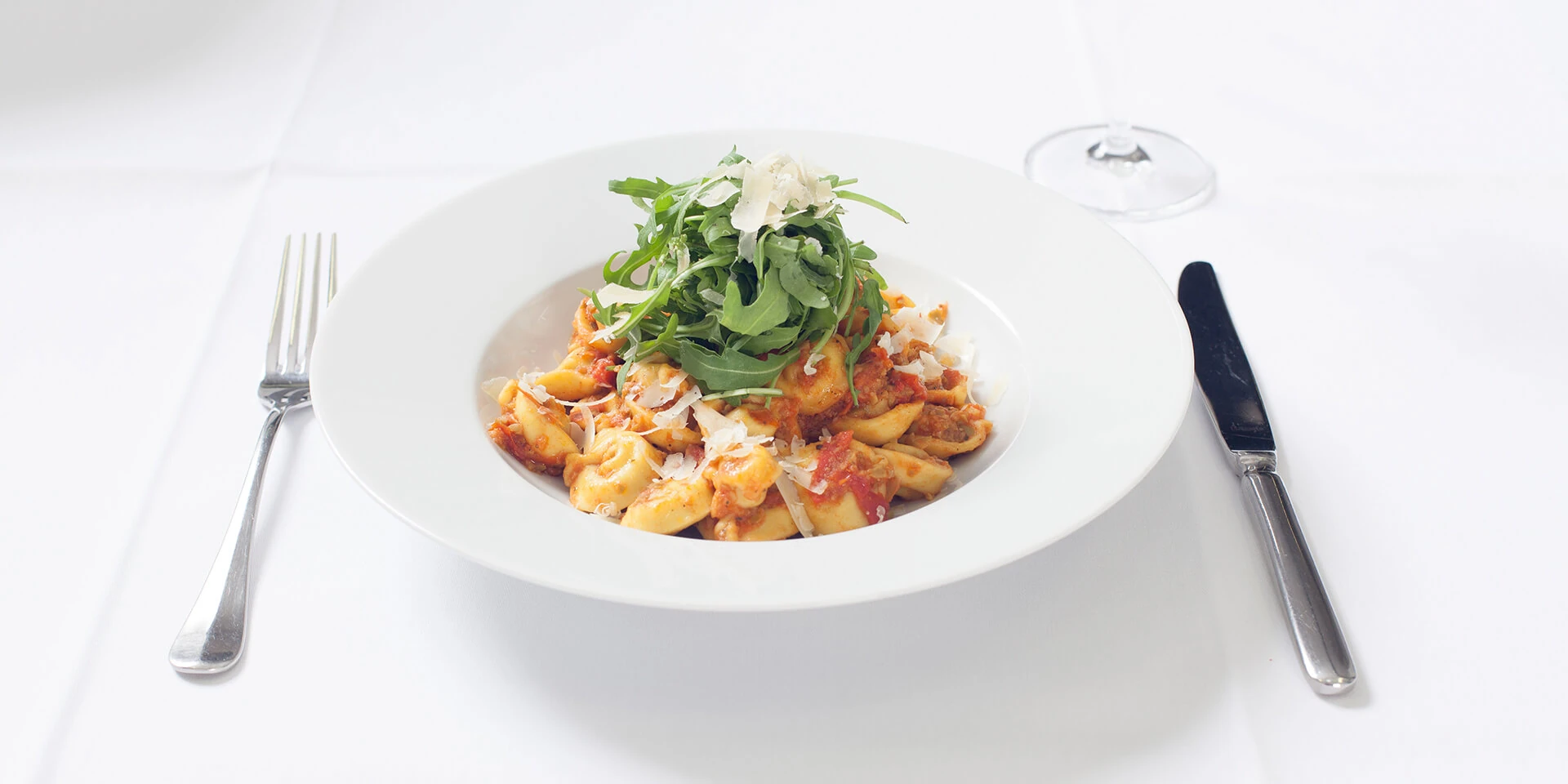 Pasta mit Tomatensoße, Rucola und Parmesan