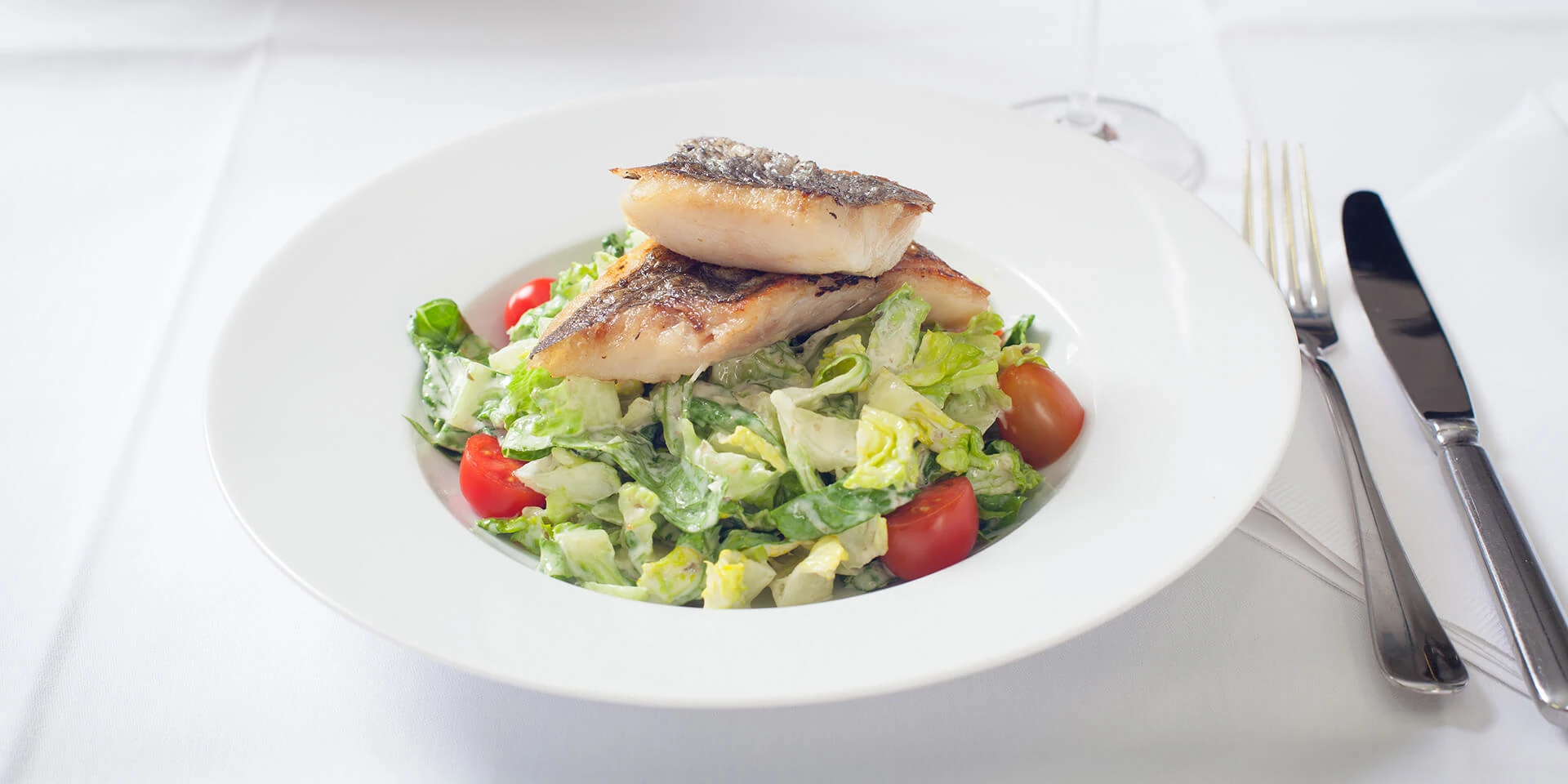 Salat mit gebratenem Fischfilet