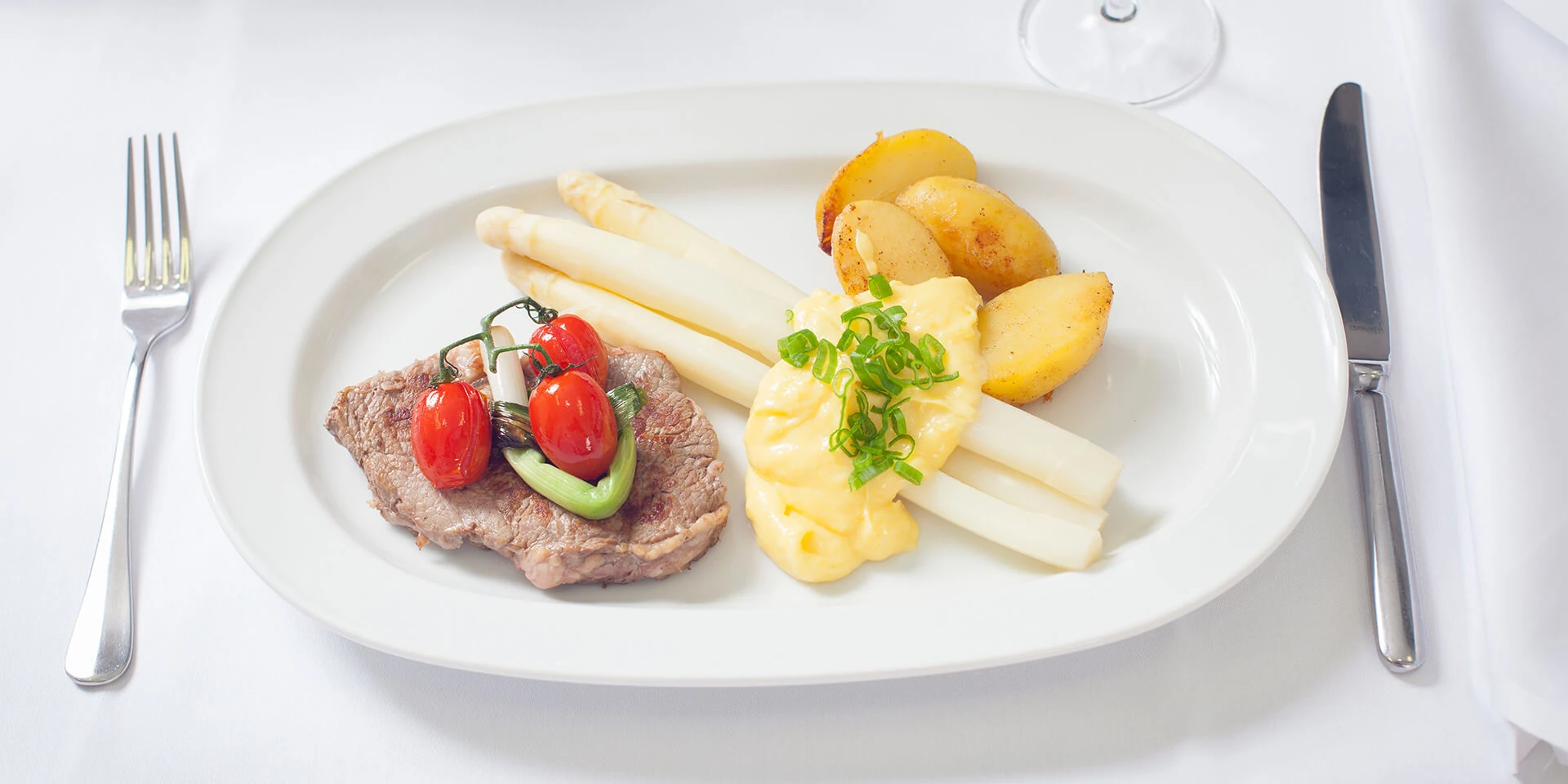 Spargelgericht mit Kartoffeln und Fleisch